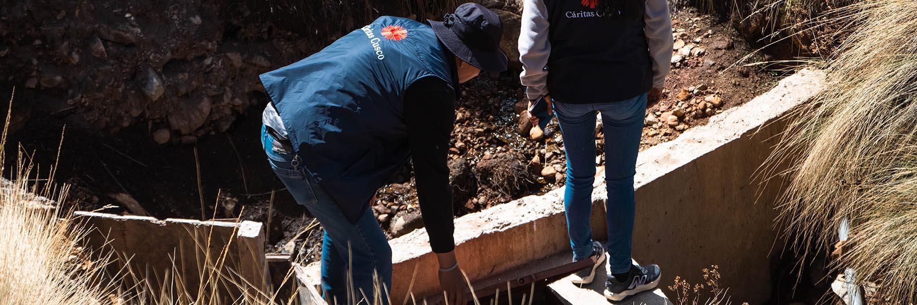 Cáritas Cusco visita Ocra para supervisar avances en la siembra y cosecha de agua